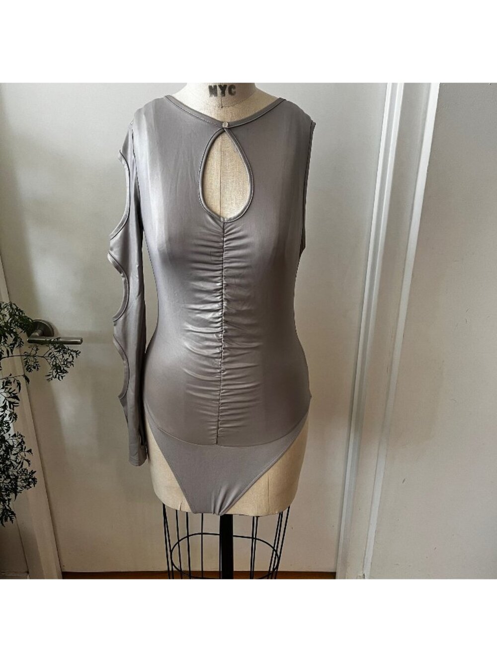 MANIÉRE DE VOIR One Sleeve Cut Out‎ Ruched Bodysuit Size UK 8 (6)